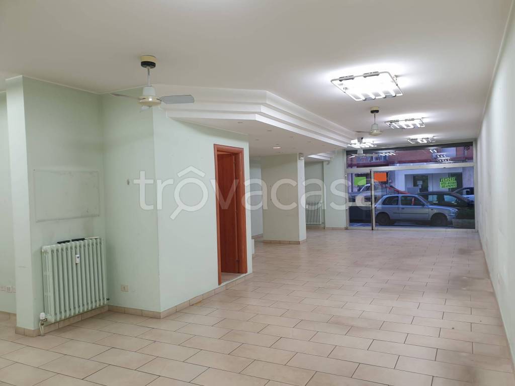 negozio in vendita a Pesaro in zona Pantano