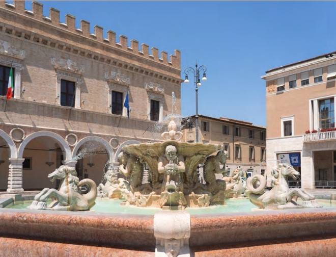 casa indipendente in vendita a Pesaro in zona Centro Città