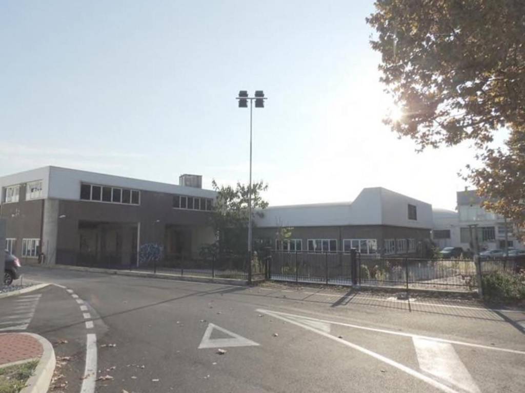 locale commerciale in vendita a Pesaro in zona Cattabrighe