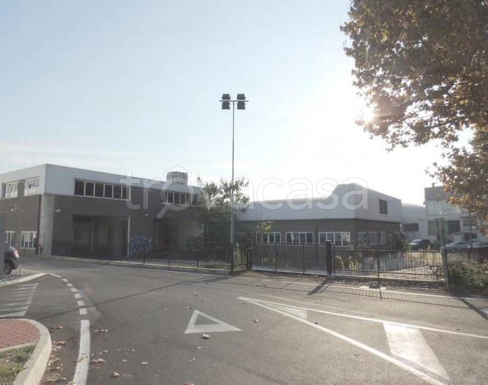 capannone in vendita a Pesaro in zona Tre Ponti