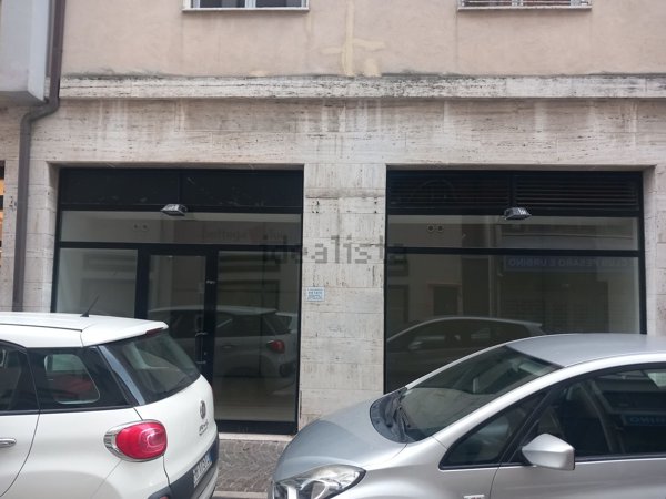 negozio in vendita a Pesaro in zona Centro Città