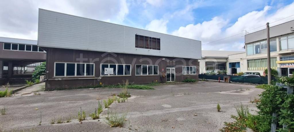 capannone in vendita a Pesaro in zona Tre Ponti