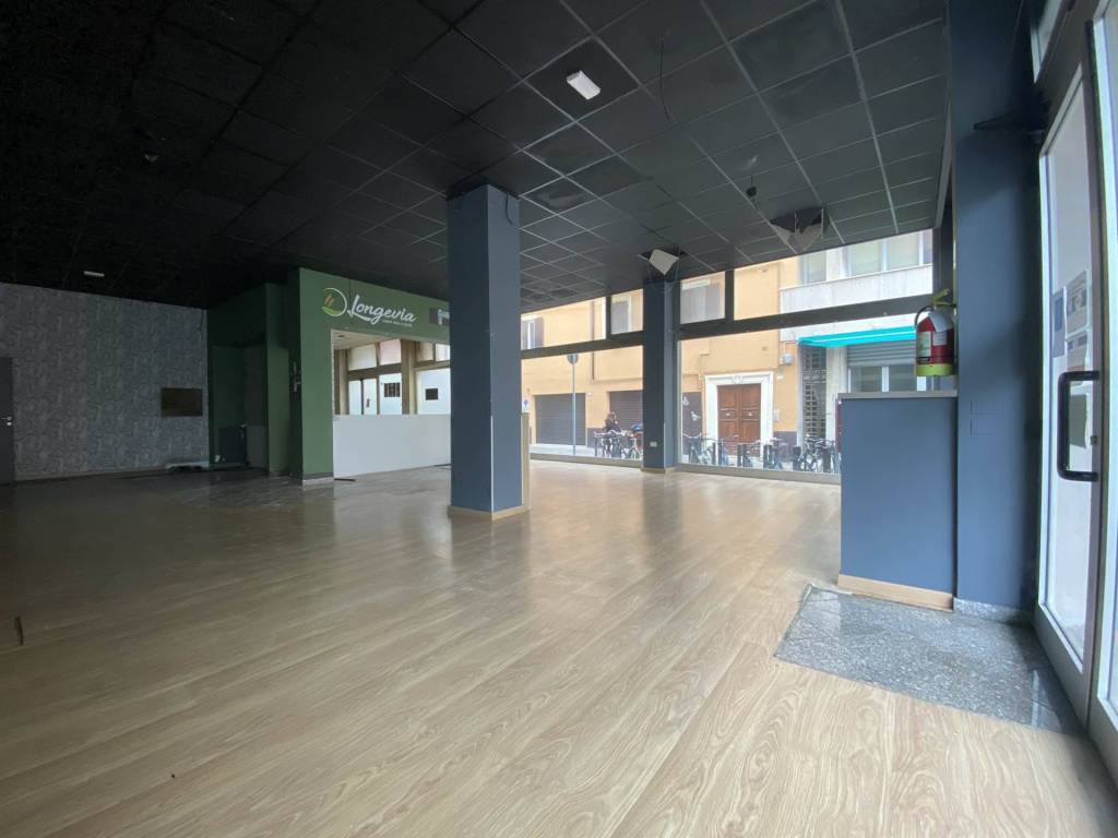 negozio in vendita a Pesaro in zona Centro Città