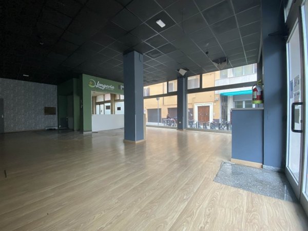 negozio in vendita a Pesaro in zona Centro Città