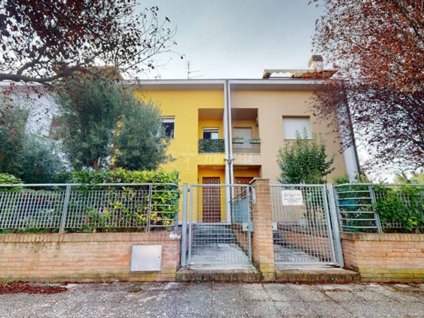casa indipendente in vendita a Pesaro in zona Santa Veneranda