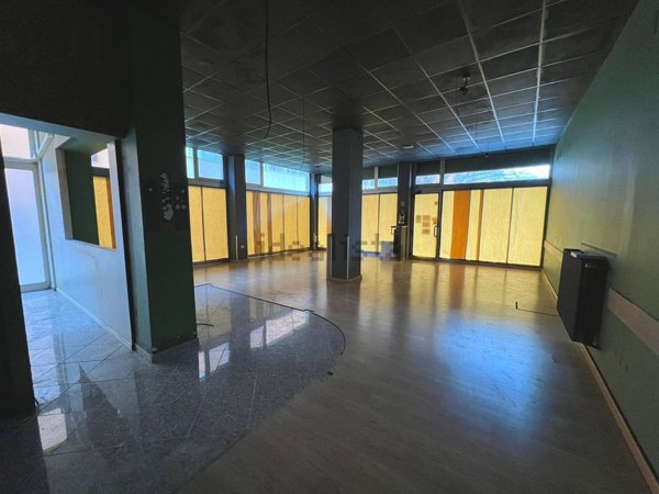 negozio in vendita a Pesaro in zona Centro Città