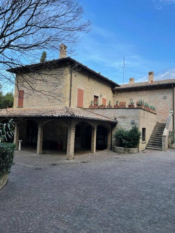 negozio in vendita a Pesaro in zona Mare