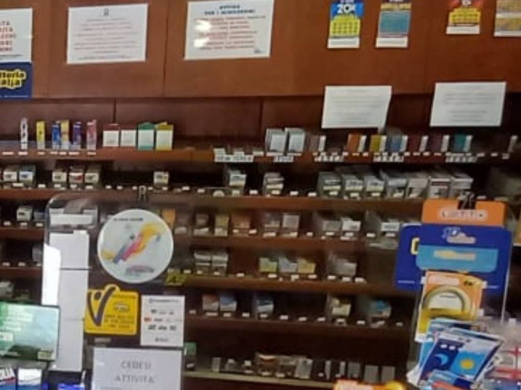 negozio in vendita a Pesaro in zona Mare