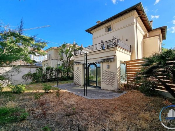 casa indipendente in vendita a Pesaro in zona Mare