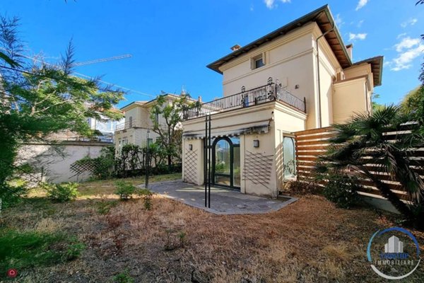 casa indipendente in vendita a Pesaro in zona Mare