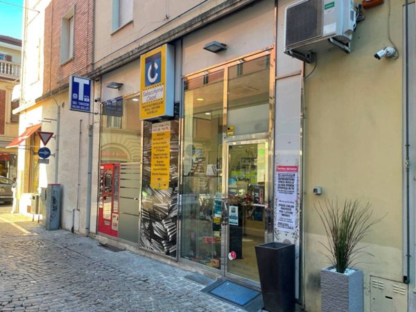 negozio in vendita a Pesaro in zona Centro Città