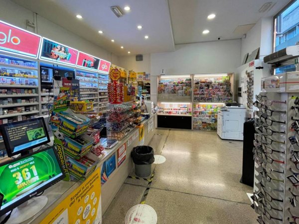 negozio in vendita a Pesaro in zona Centro Città
