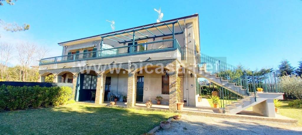 casa indipendente in vendita a Pesaro in zona Santa Maria dell'Arzilla