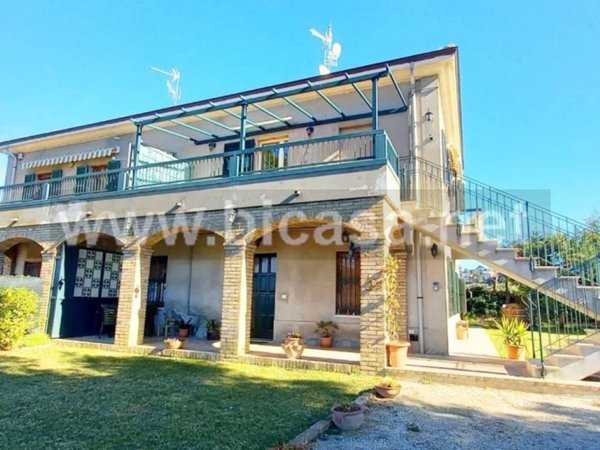 casa indipendente in vendita a Pesaro in zona Santa Maria dell'Arzilla