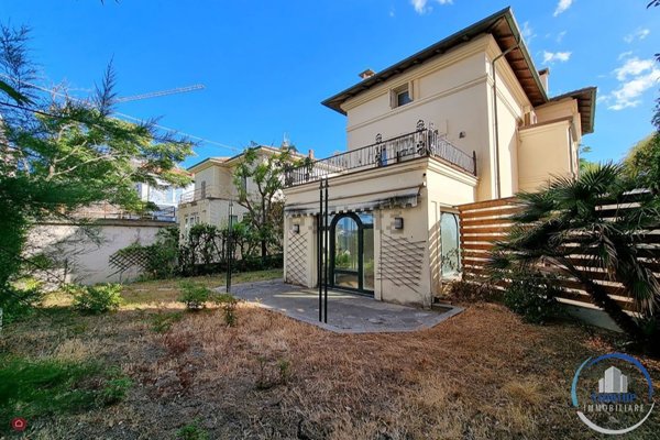 casa indipendente in vendita a Pesaro in zona Mare