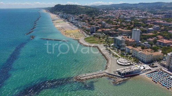 negozio in vendita a Pesaro in zona Mare