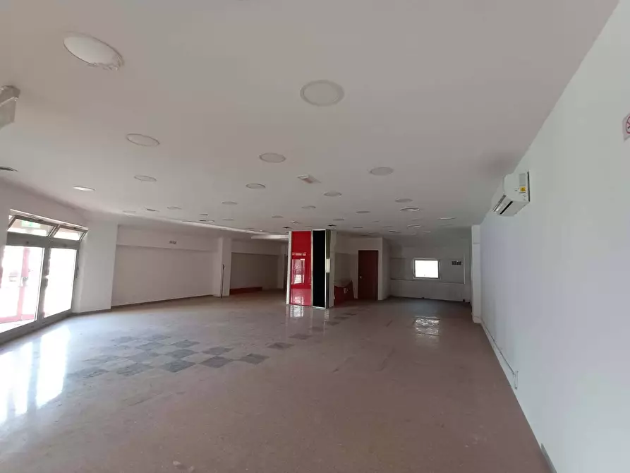 locale commerciale in vendita a Pesaro
