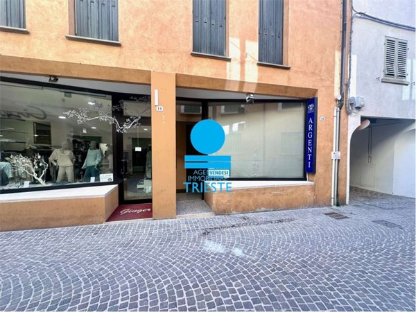 negozio in vendita a Pesaro in zona Centro Città