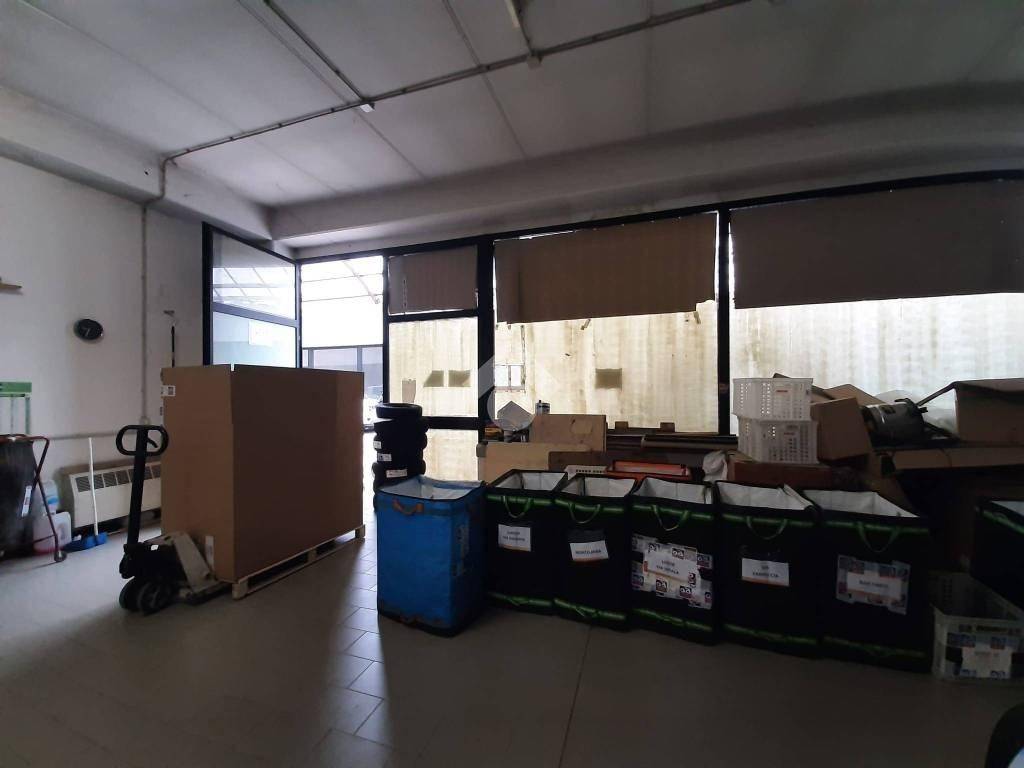 locale commerciale in vendita a Pesaro in zona Cattabrighe
