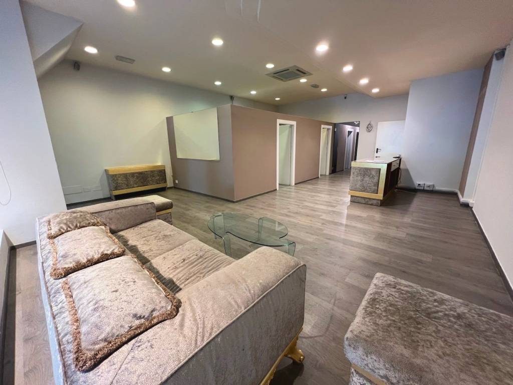 negozio in vendita a Pesaro in zona Centro Città