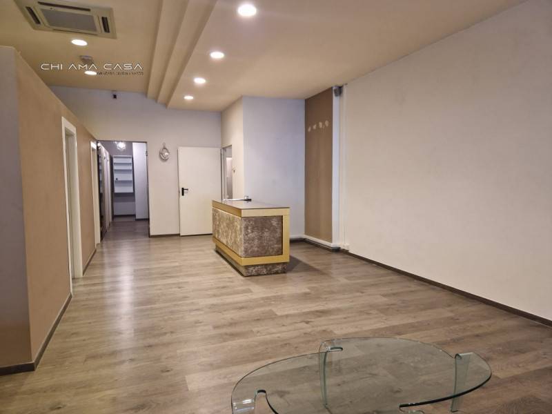negozio in vendita a Pesaro in zona Centro Città