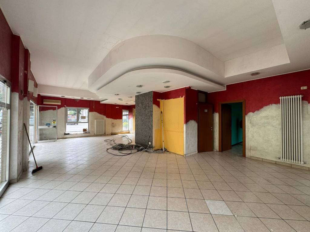 negozio in vendita a Pesaro in zona Pantano