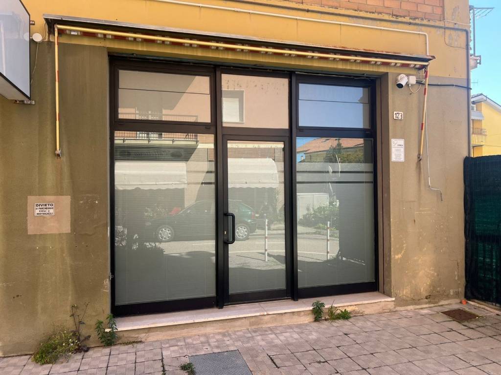 negozio in vendita a Pesaro in zona Pantano