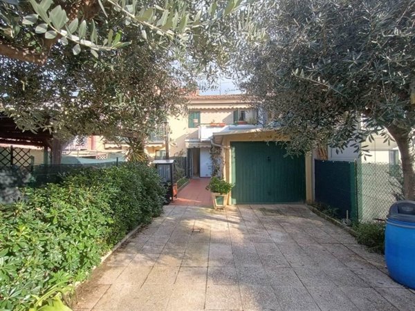 casa indipendente in vendita a Pesaro in zona Novilara