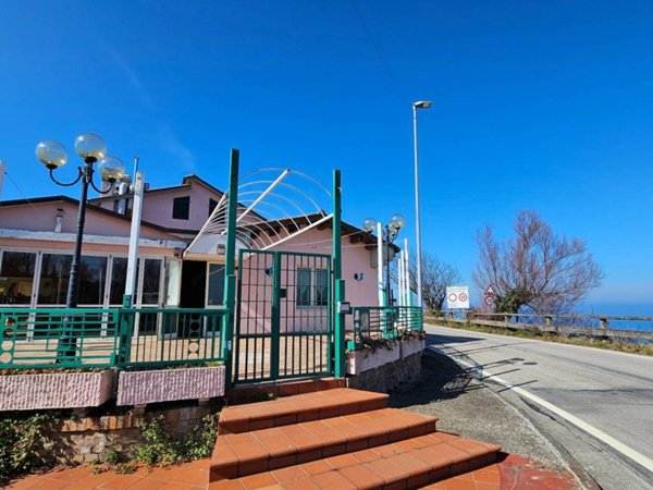 negozio in vendita a Pesaro in zona San Bartolo