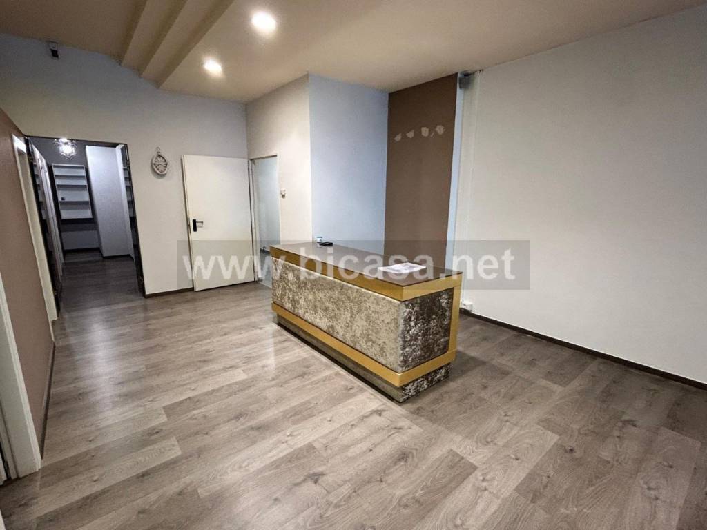 negozio in vendita a Pesaro in zona Mare