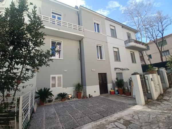 casa indipendente in vendita a Pesaro in zona Mare