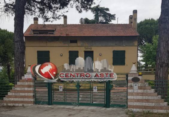 negozio in vendita a Pesaro in zona Tre Ponti