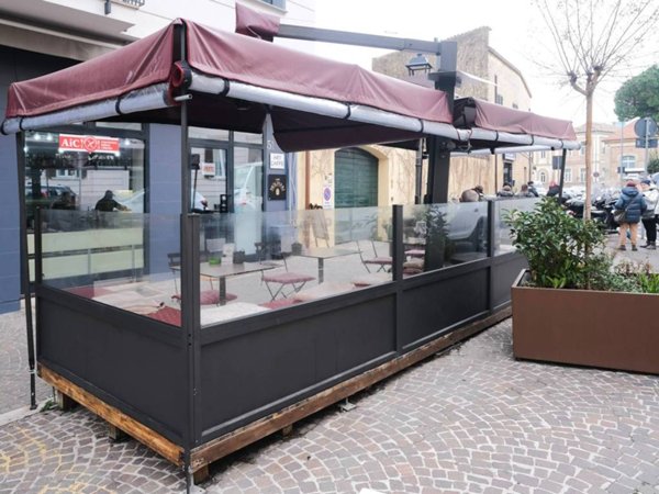 negozio in vendita a Pesaro in zona Centro Città