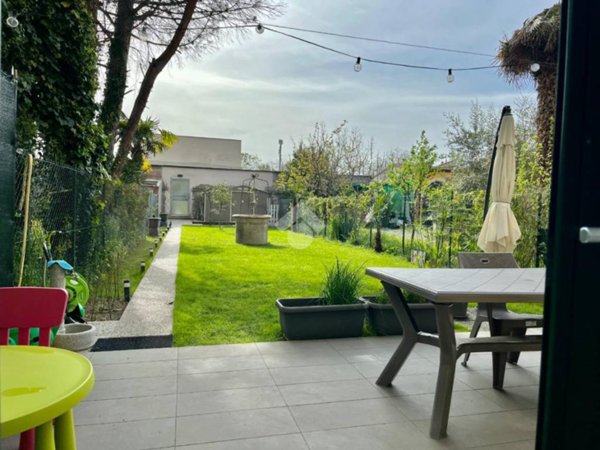 casa indipendente in vendita a Pesaro