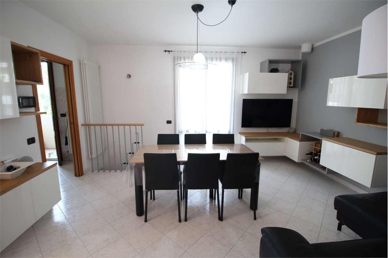 negozio in vendita a Pesaro in zona Villa Ceccolini
