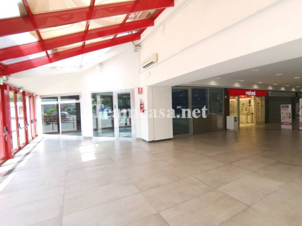 negozio in vendita a Pesaro in zona Centro Città