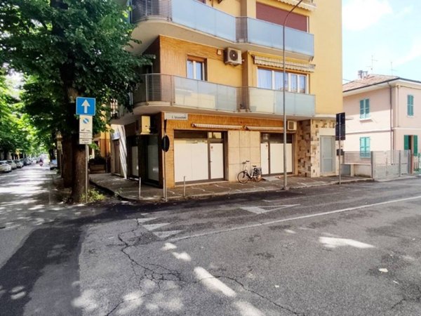 negozio in vendita a Pesaro in zona Pantano
