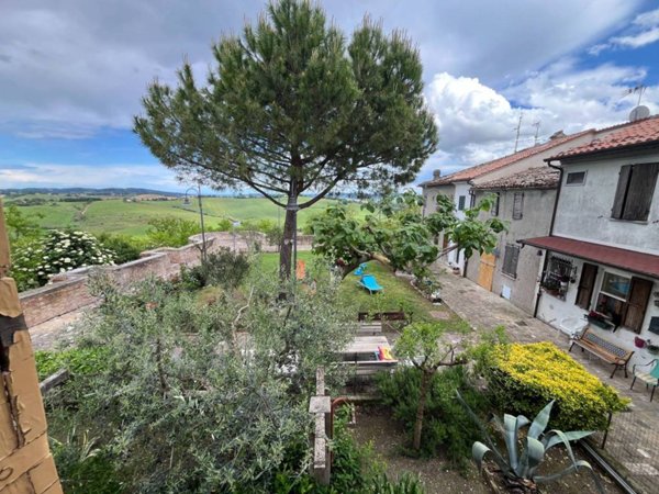casa indipendente in vendita a Pesaro in zona Case Bruciate