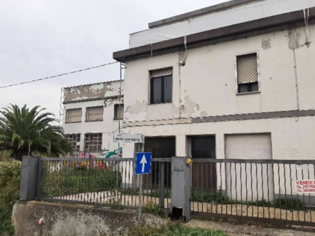 locale commerciale in vendita a Pesaro in zona Vismara