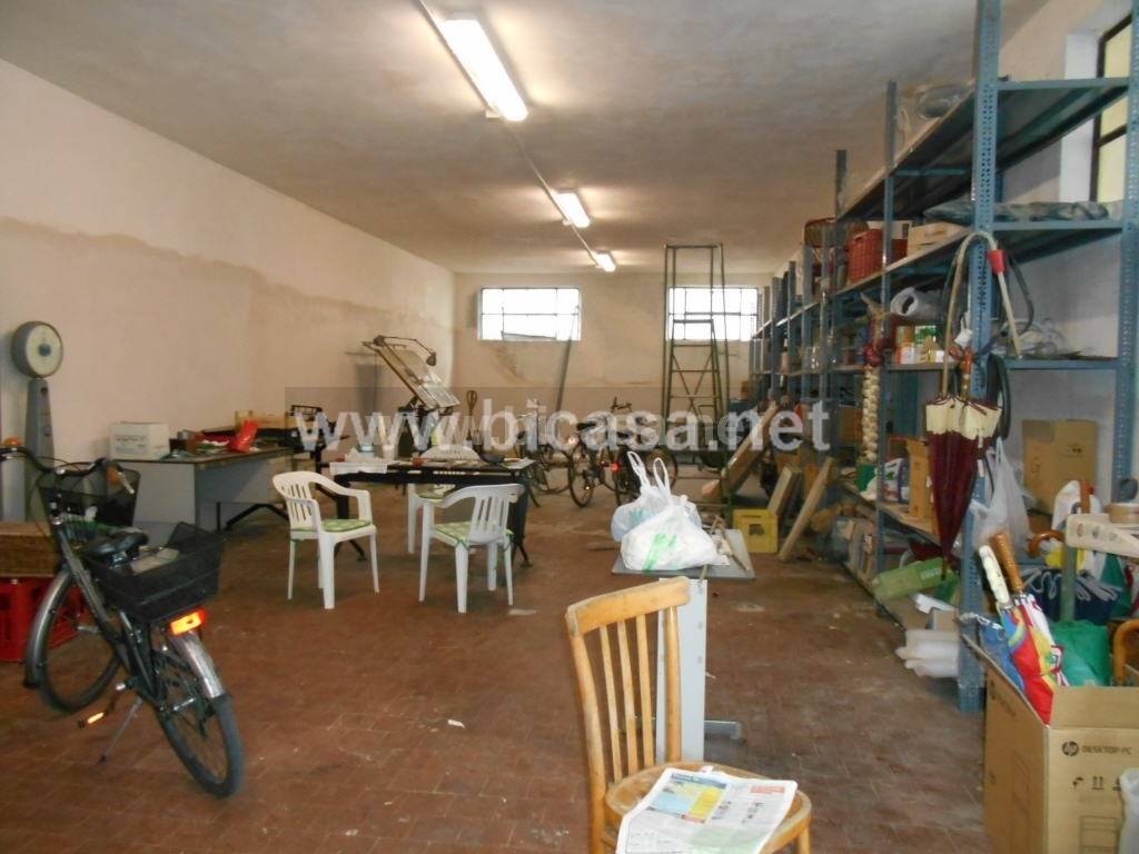 locale commerciale in vendita a Pesaro in zona Soria