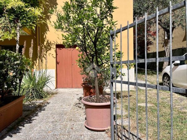 casa indipendente in vendita a Pesaro in zona Loreto