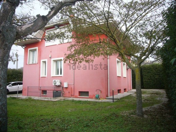casa indipendente in vendita a Pesaro in zona Mare