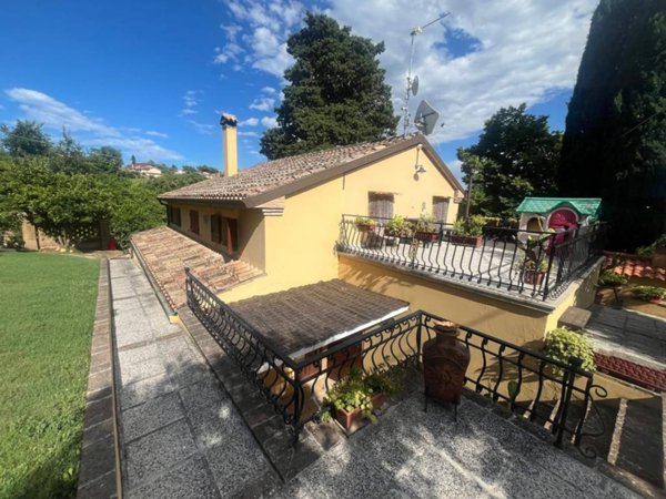 casa indipendente in vendita a Pesaro in zona Cattabrighe