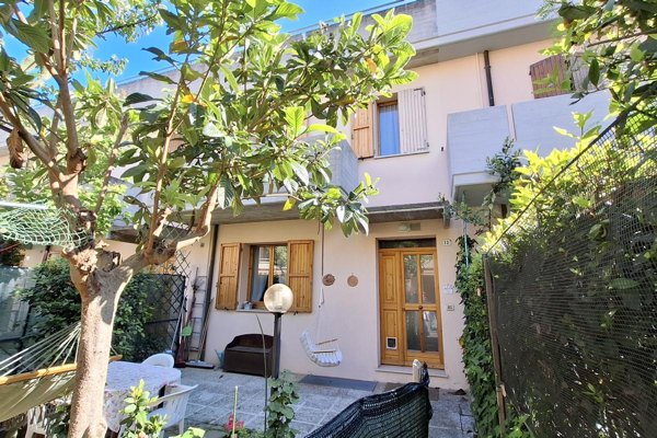 casa indipendente in vendita a Pesaro in zona Novilara