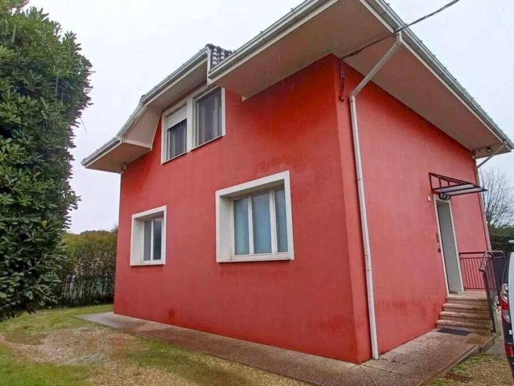 casa indipendente in vendita a Pesaro in zona Mare