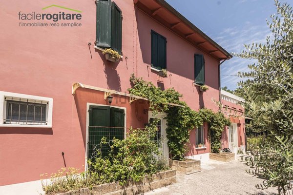 casa indipendente in vendita a Pesaro in zona Castel di Mezzo