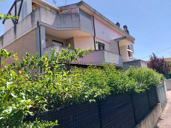 casa indipendente in vendita a Pesaro in zona Villa Ceccolini