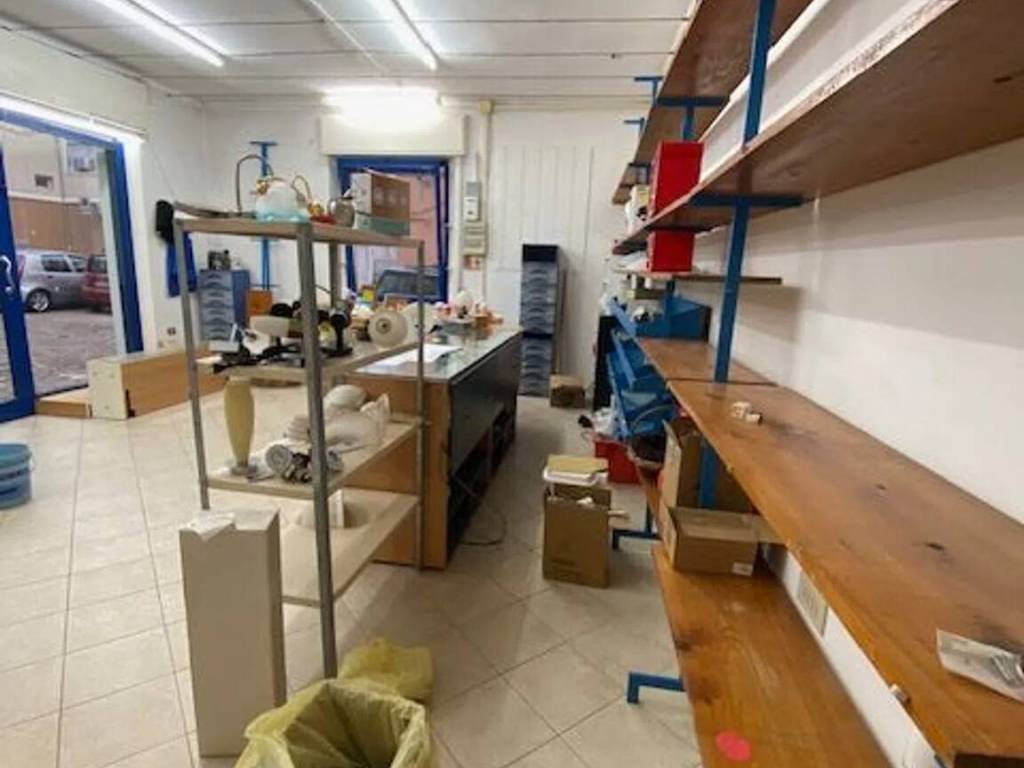 negozio in vendita a Pesaro in zona Centro Città