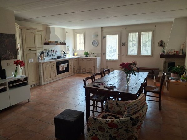 casa indipendente in vendita a Pesaro in zona Fabbrecce