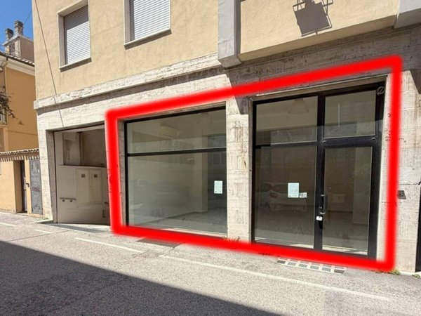 locale commerciale in vendita a Pesaro in zona Centro Città